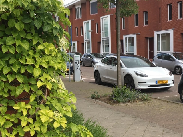We Drive Solar auto bij Muntplein Lombok Utrecht